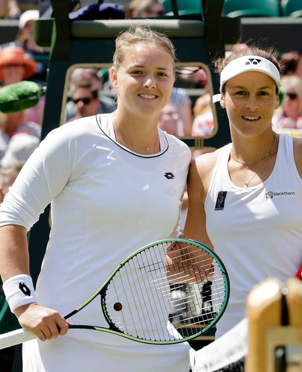Tatjana Maria (r) und Jule Niemeier stehen vor dem Spiel am Netz zusammen.