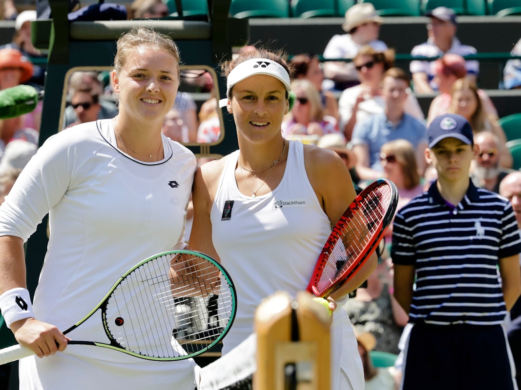Tatjana Maria (r) und Jule Niemeier stehen vor dem Spiel am Netz zusammen.