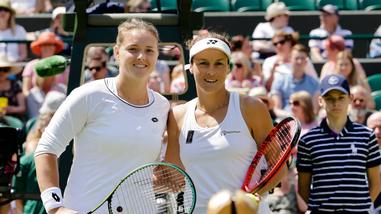 Tatjana Maria (r) und Jule Niemeier stehen vor dem Spiel am Netz zusammen.