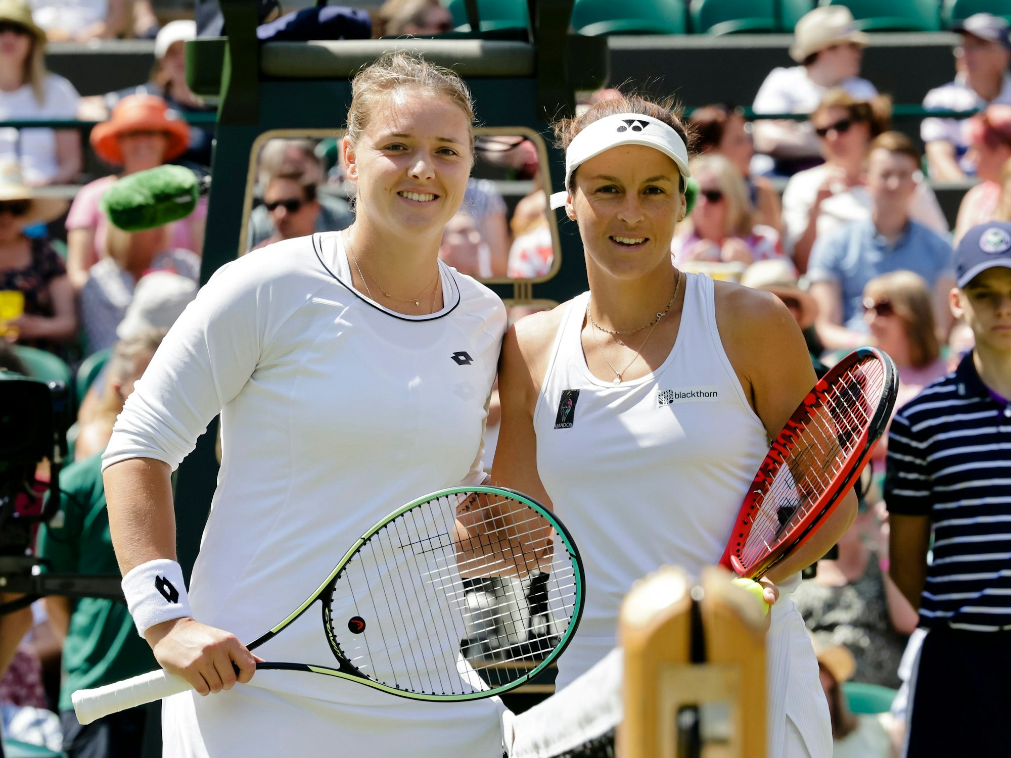 Tatjana Maria (r) und Jule Niemeier stehen vor dem Spiel am Netz zusammen.