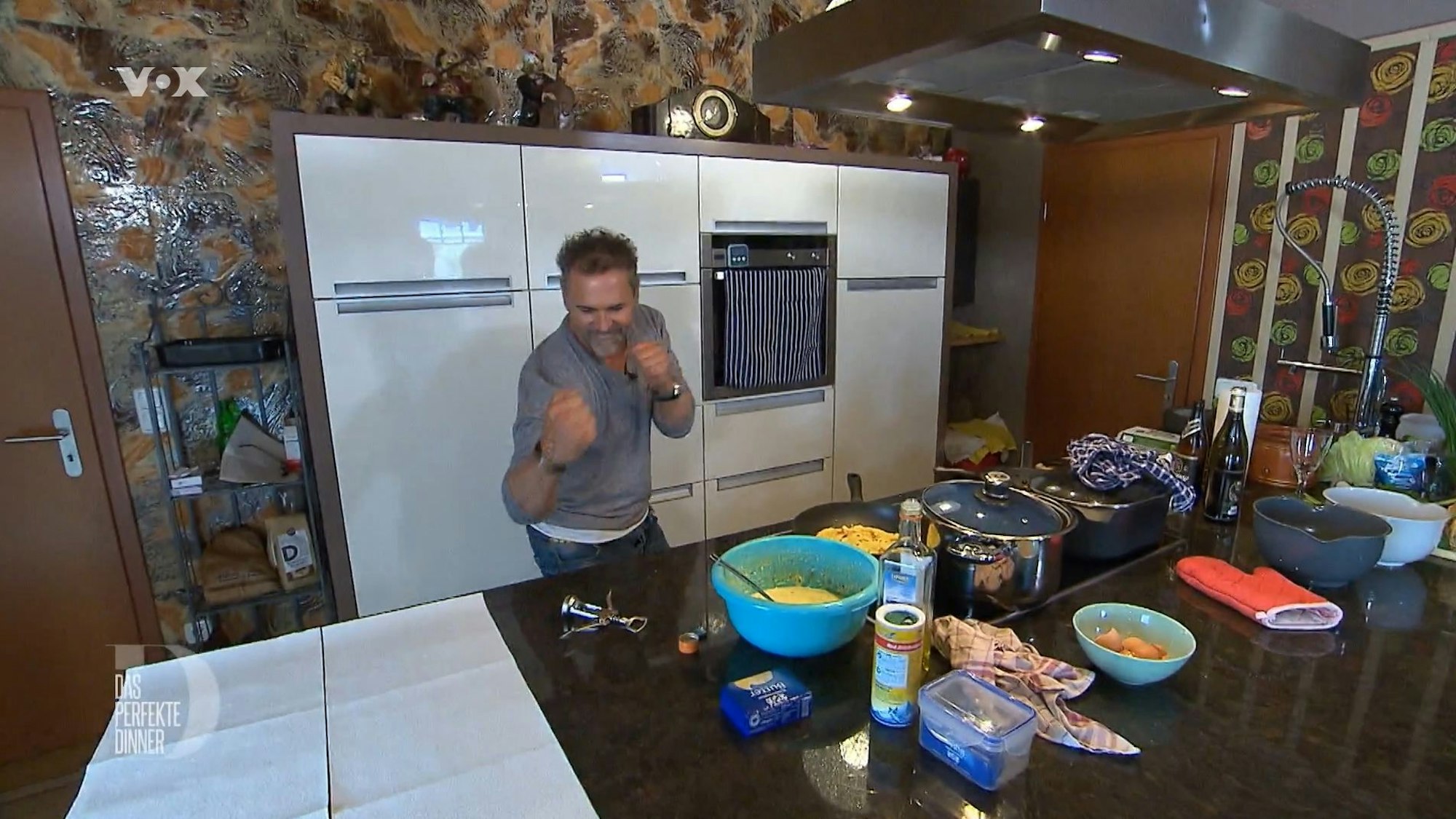 „Das perfekte Dinner“: Günni wirbelt in der aktuellen Folge der Vox-Show (8. Juli 2022) durch seine Küche.