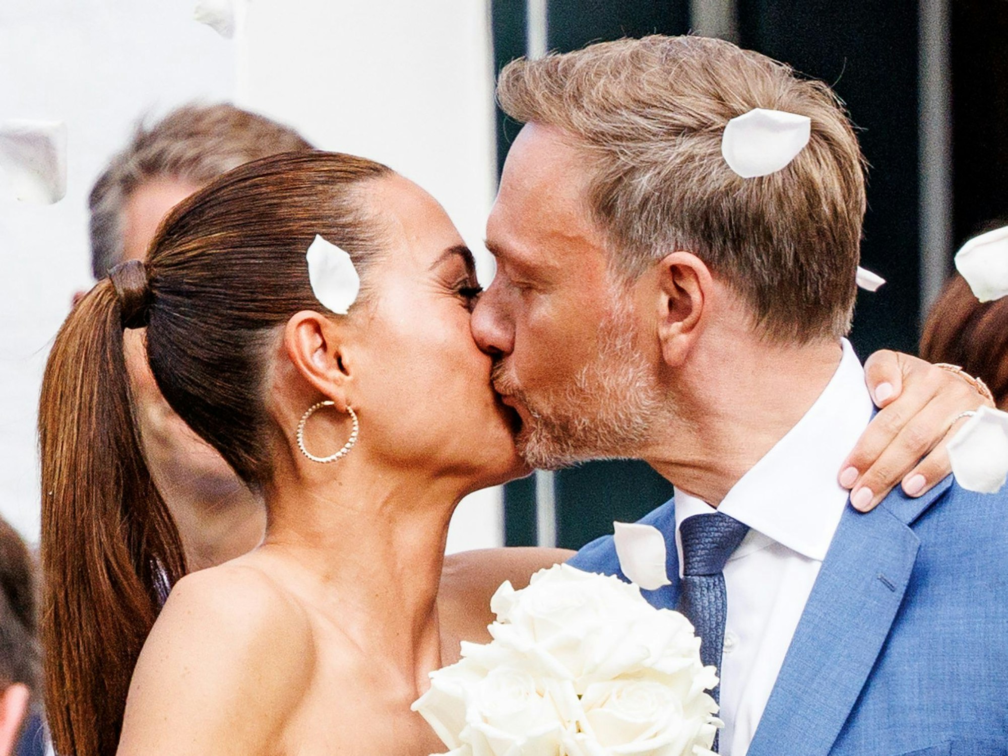dpatopbilder - 07.07.2022, Schleswig-Holstein, Keitum: Bundesfinanzminister Christian Lindner (FDP) und seine Lebensgefährtin Franca Lehfeldt verlassen das Sylt-Museum.
Bundesfinanzminister Christian Lindner und seine Lebensgefährtin Franca Lehfeldt haben auf Sylt standesamtlich geheiratet. Der FDP-Politiker und die Politik-Reporterin gaben sich am Donnerstagnachmittag im Sylt-Museum in Keitum das Ja-Wort. - RECROP - Foto: Axel Heimken/dpa +++ dpa-Bildfunk +++