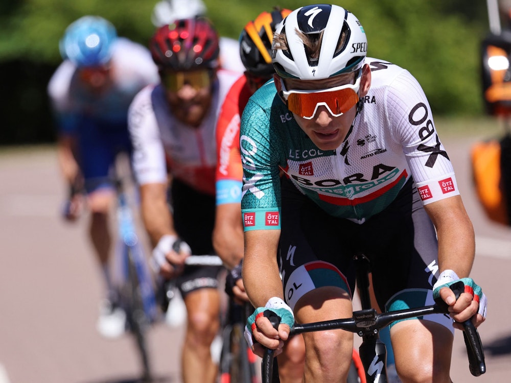 Lennard Kämna hält den Lenker fest und tritt in die Pedale.