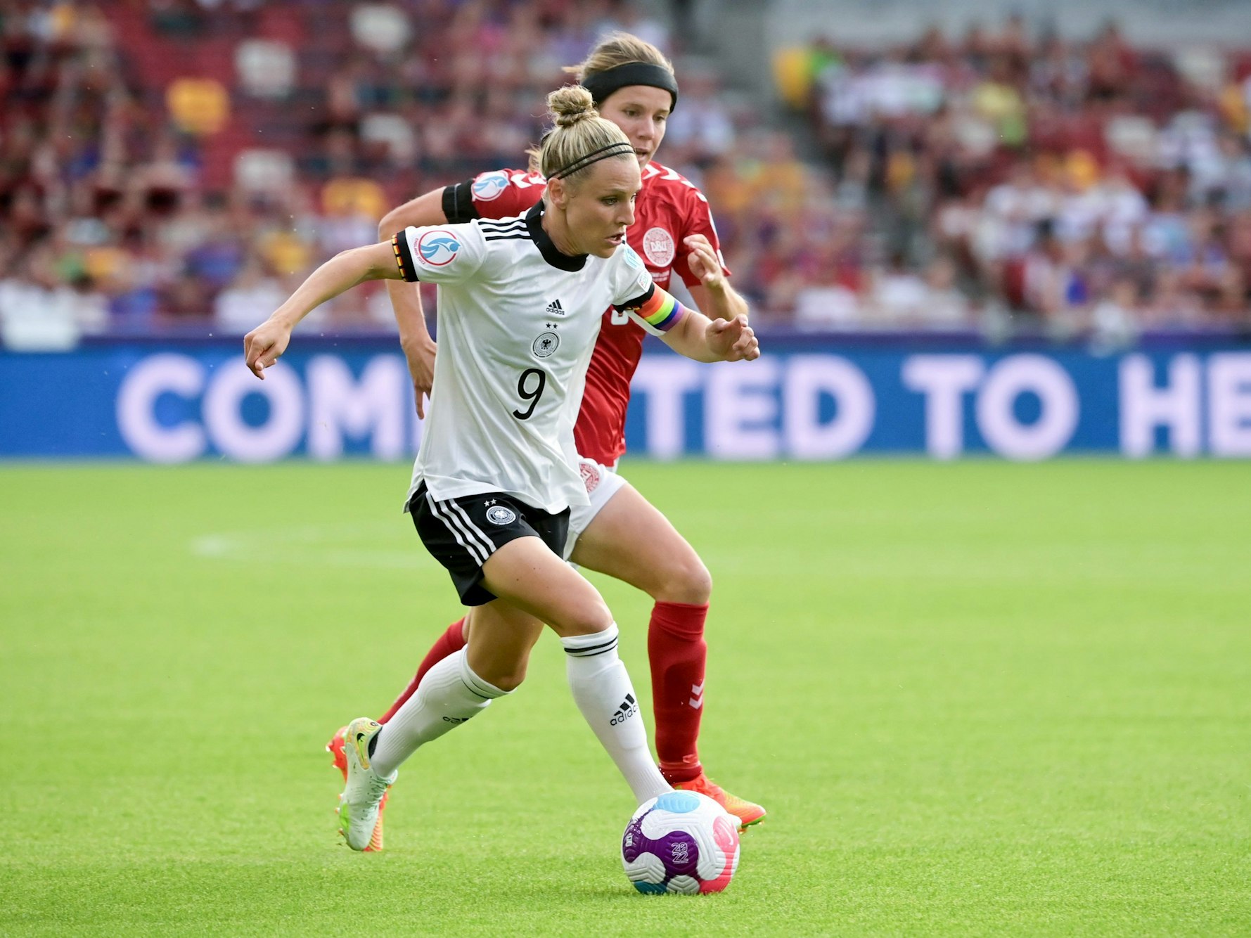 Deutschlands Svenja Huth (l) im Zweikampf mit Dänemarks Sofie Pedersen.