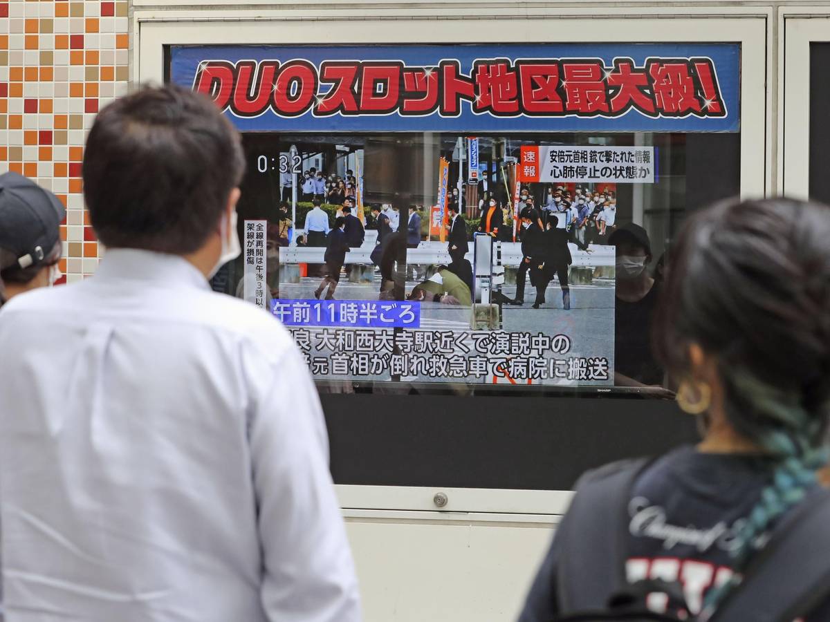 Auf einem Bildschirm an einer Straße im Tokioter Stadtteil Yurakucho werden Nachrichten über den Anschlag auf Japans ehemaligen Premierminister Shinzo Abe gezeigt.