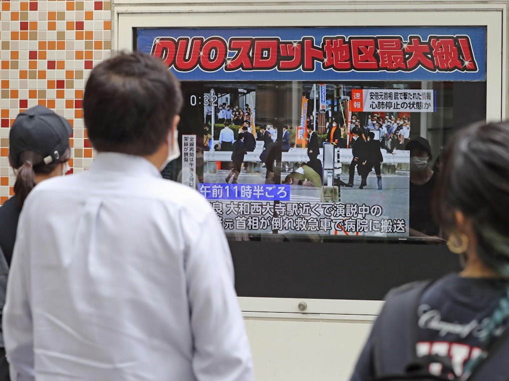 Auf einem Bildschirm an einer Straße im Tokioter Stadtteil Yurakucho werden Nachrichten über den Anschlag auf Japans ehemaligen Premierminister Shinzo Abe gezeigt.
