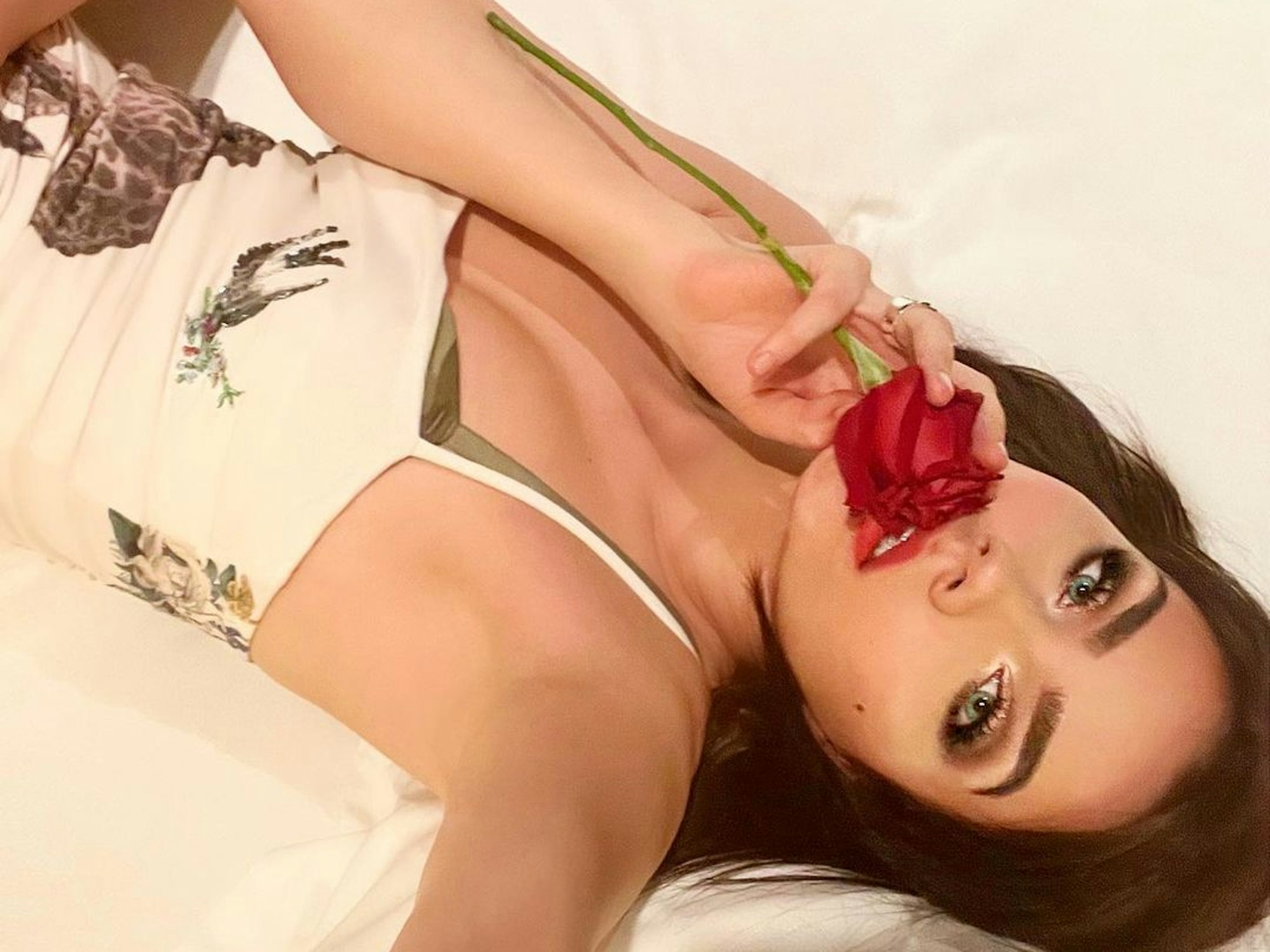 Nathalie Volk, hier auf einem Instagram-Selfie vom Mai 2022, hat in ihrer Instagram-Story pikante Gerüchte angeheizt.