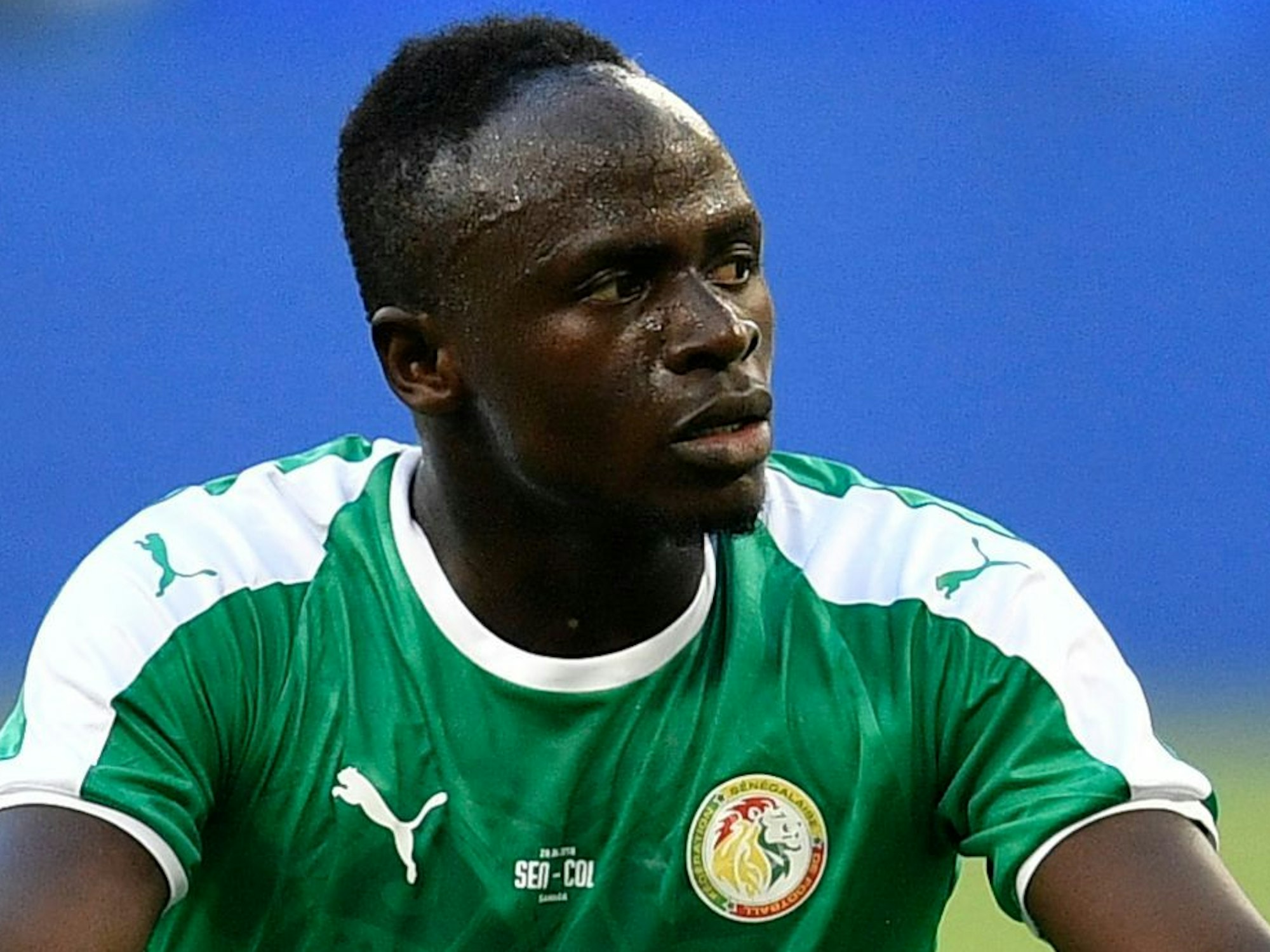 Sadio Mané sitzt auf dem Platz.