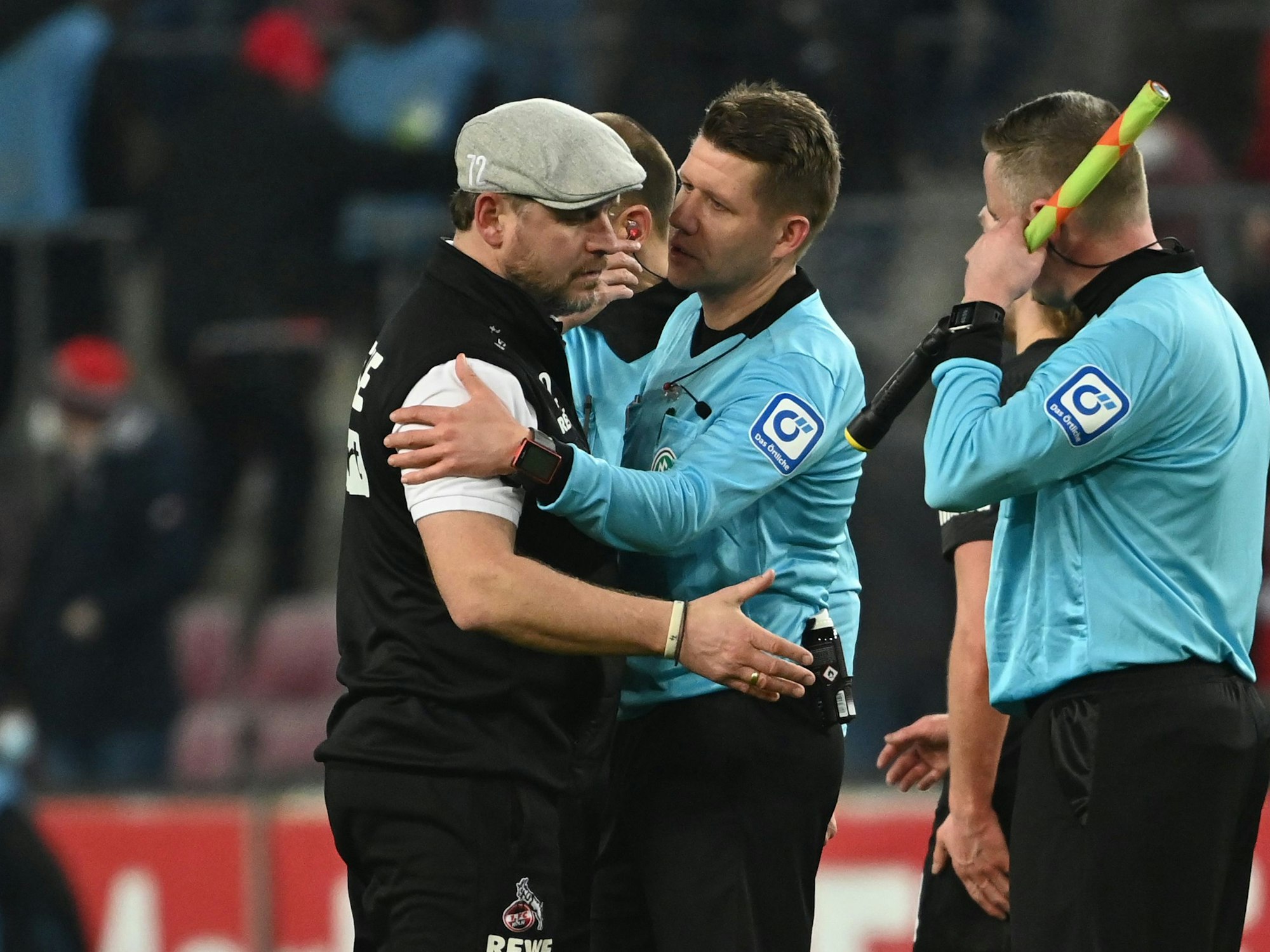 Schiedsrichter Patrick Ittrich unterhält sich mit Kölns Trainer Steffen Baumgart nach der Partie.