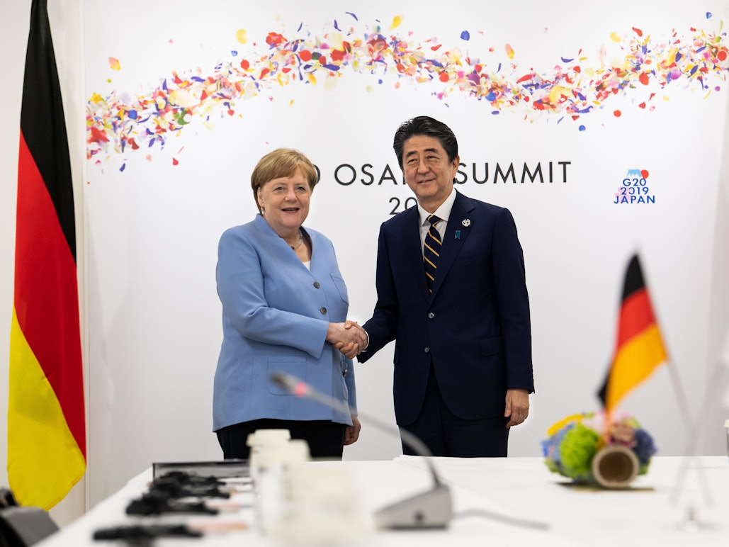 Bundeskanzlerin Angela Merkel (CDU) und Shinzo Abe, Ex-Premierminister von Japan, trafen sich im Juni 2019 am Rande des G20-Gipfels zu einem bilateralen Gespräch in Osaka. Am 8. Juli 2022 wurde Abe von einem Attentäter ermordet.