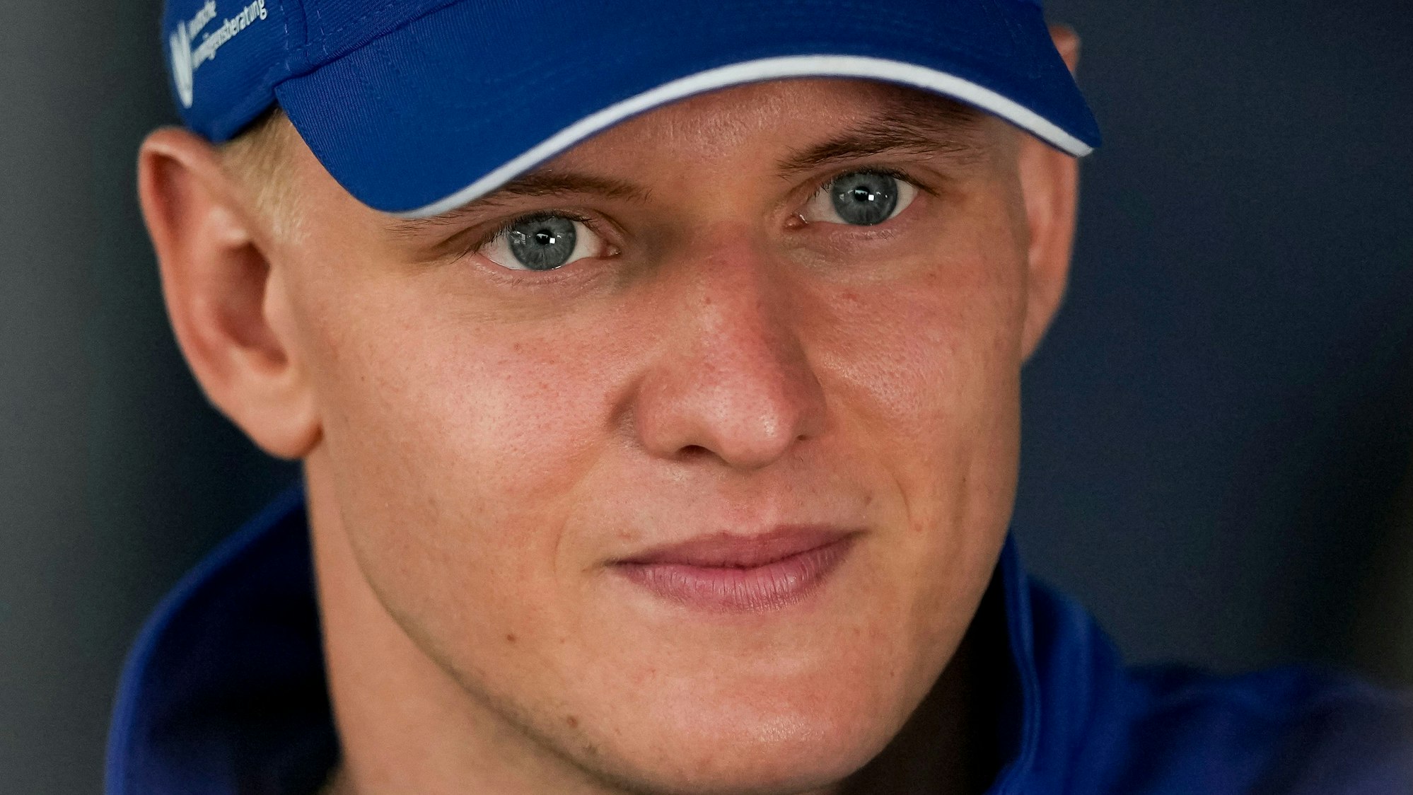 Mick Schumacher aus Deutschland vom Team Haas beantwortet die Fragen der Journalisten während einer Pressekonferenz.