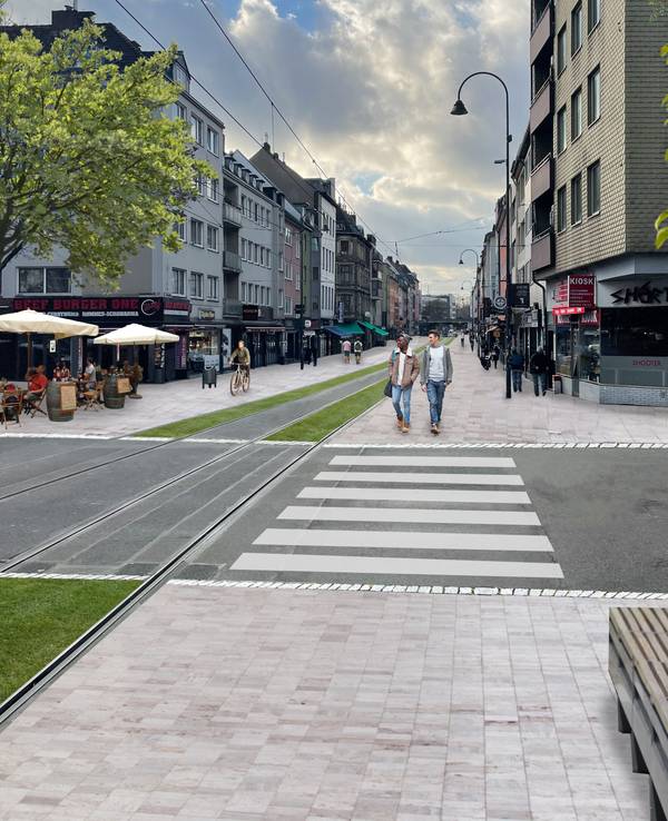 Visualisierung einer autofreien Zülpicher Straße mit Fußgängerwegen und Grüninseln.