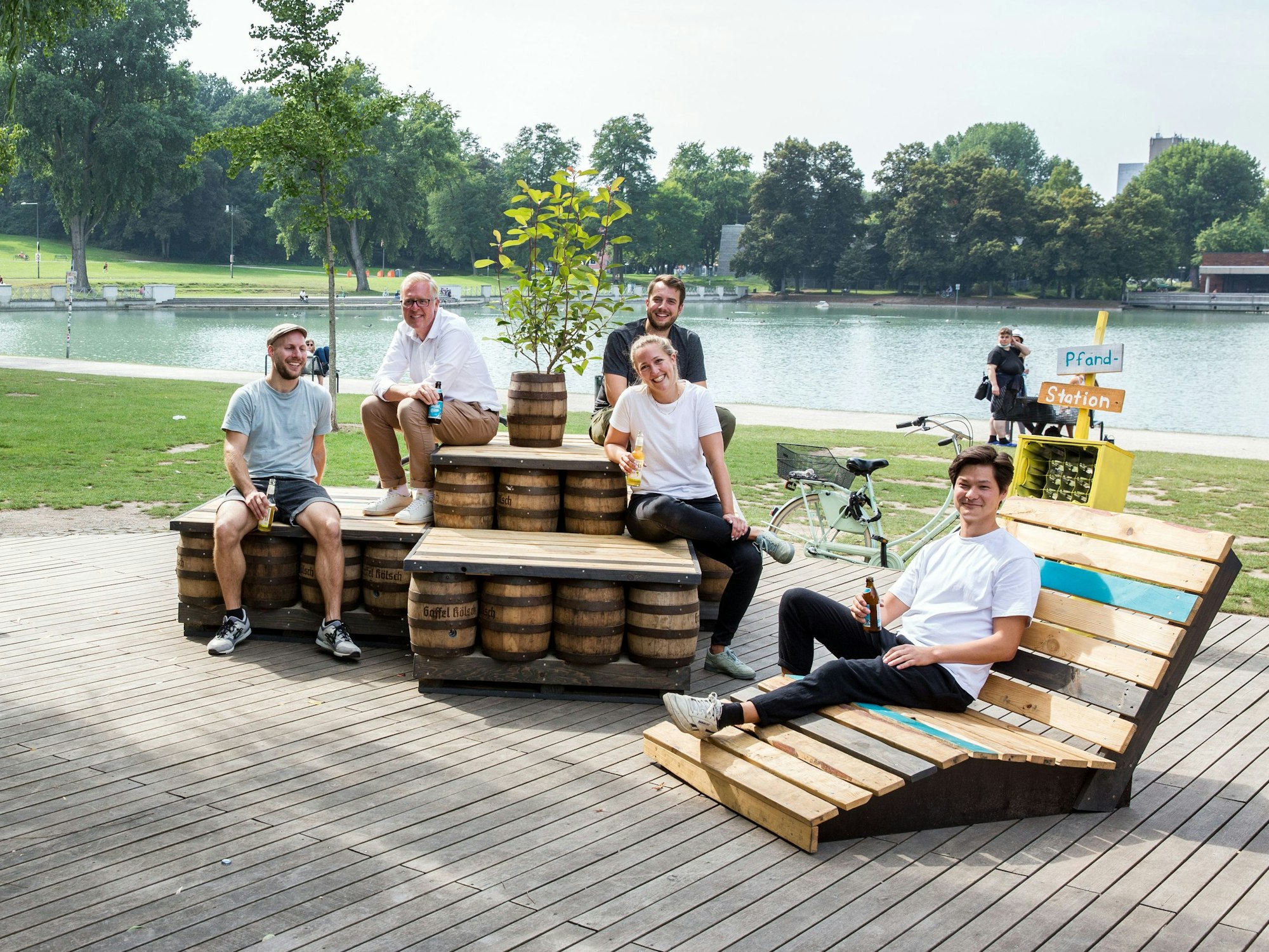 Sitzmöbel aus alten Fässern und Paletten auf einer Plattform am Aachener Weiher in Köln.
