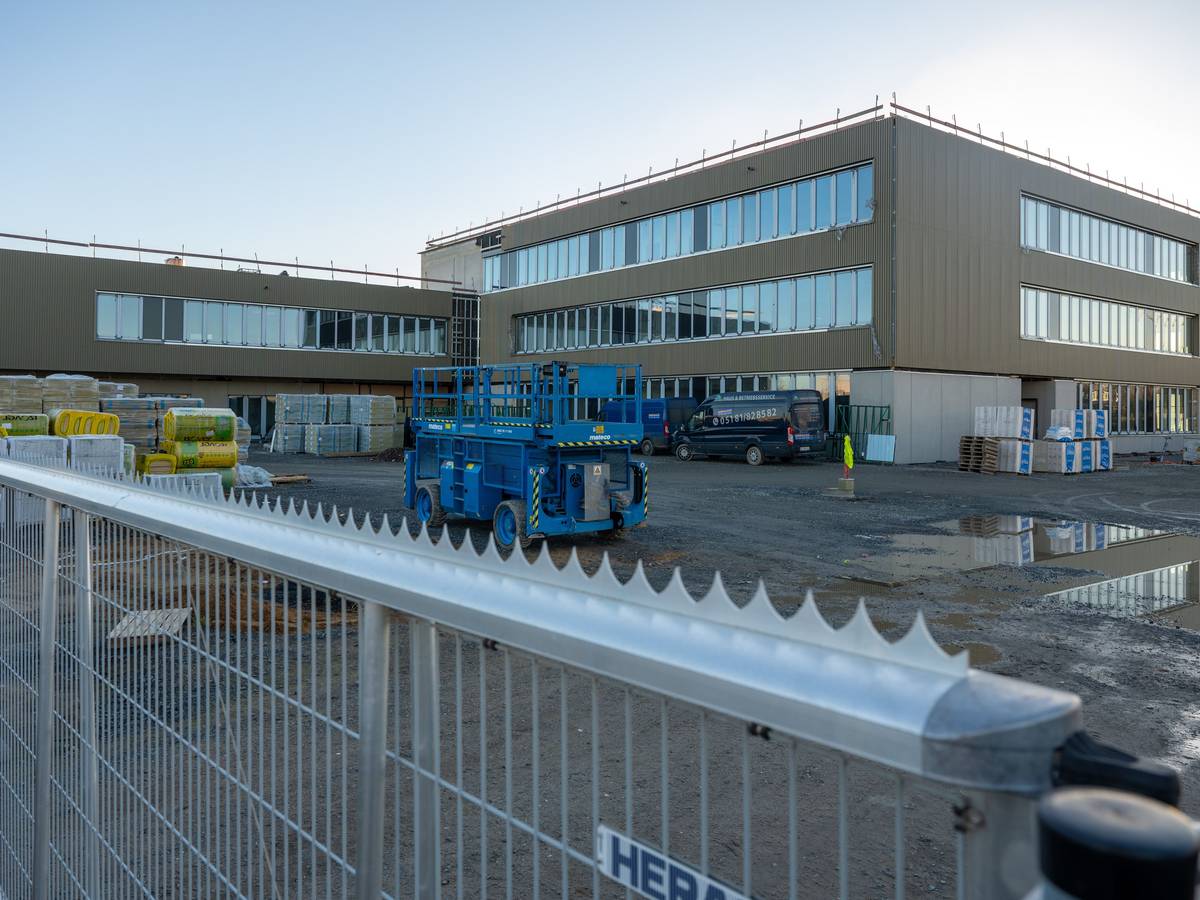 Gebäude des neu gegründeten Gymnasiums Zusestraße im Rohbau.