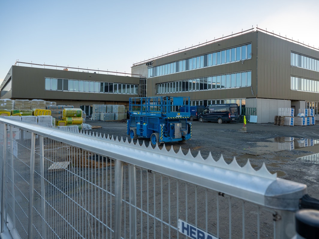 Gebäude des neu gegründeten Gymnasiums Zusestraße im Rohbau.