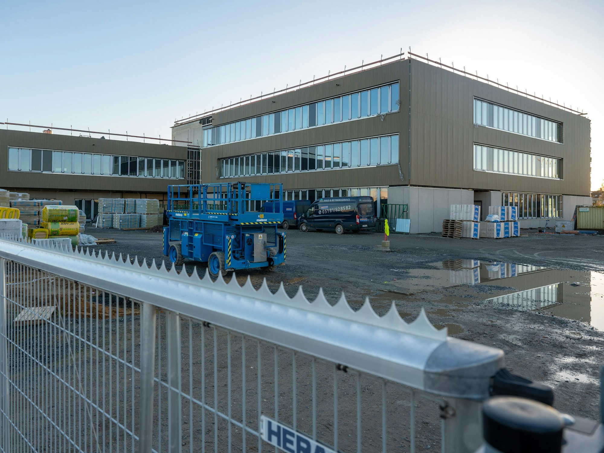 Gebäude des neu gegründeten Gymnasiums Zusestraße im Rohbau.
