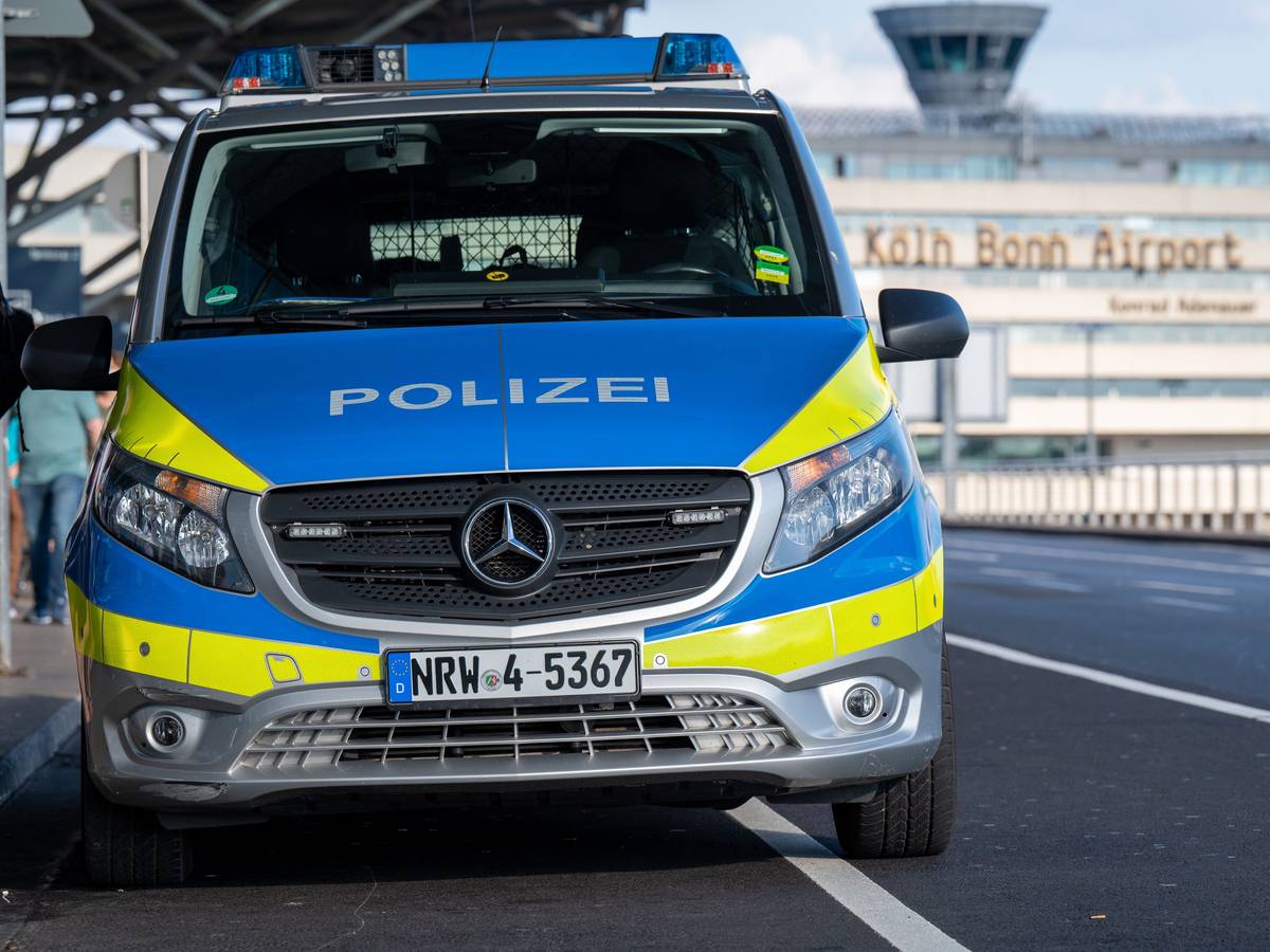 Das Foto zeigt ein Polizeifahrzeug der Landespolizei am 8. Juli 2022 vor dem Flughafen Köln/Bonn.