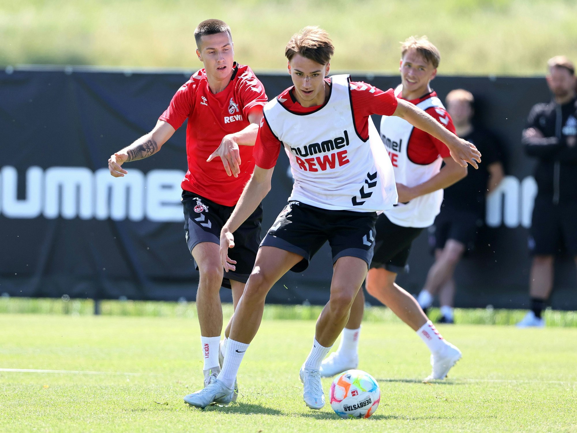 Tim Lemperle dribbelt im Training des 1. FC Köln