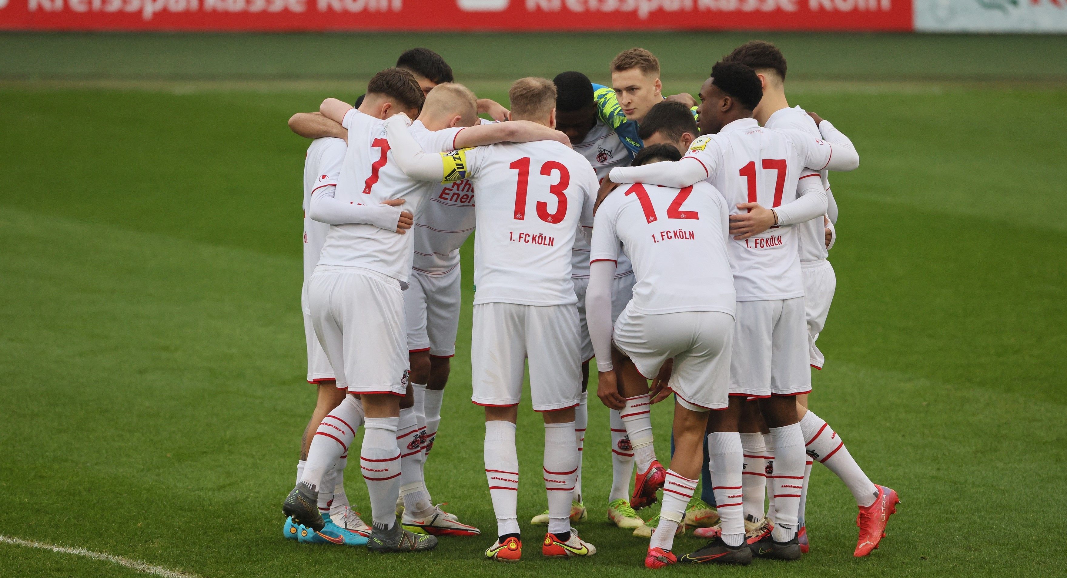 Die U21 des 1. FC Köln formt vor ihrem Spiel in der Regionalliga West gegen Rot-Weiß Oberhausen einen Spielerkreis.