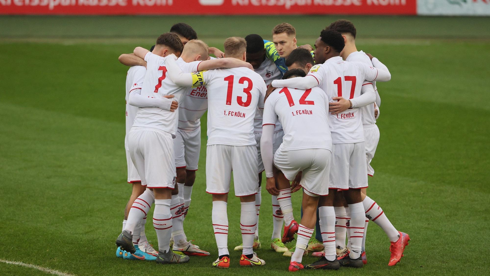 Die U21 des 1. FC Köln formt vor ihrem Spiel in der Regionalliga West gegen Rot-Weiß Oberhausen einen Spielerkreis.
