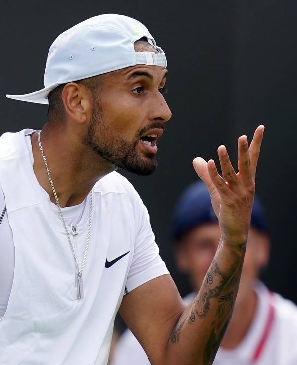 Nick Kyrgios macht eine genervte Handbewegung.