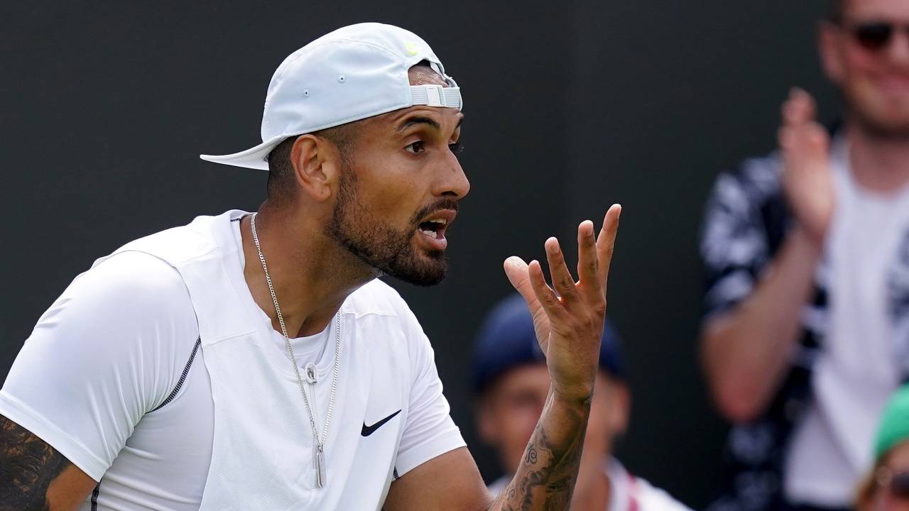 Nick Kyrgios macht eine genervte Handbewegung.
