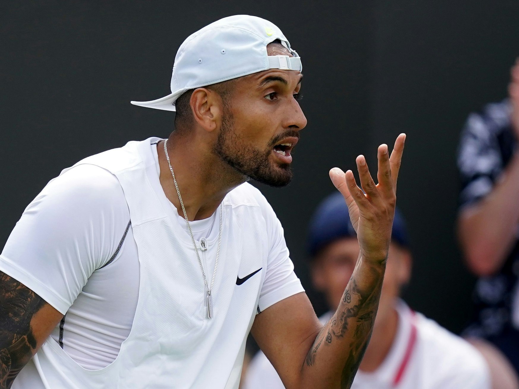 Nick Kyrgios macht eine genervte Handbewegung.