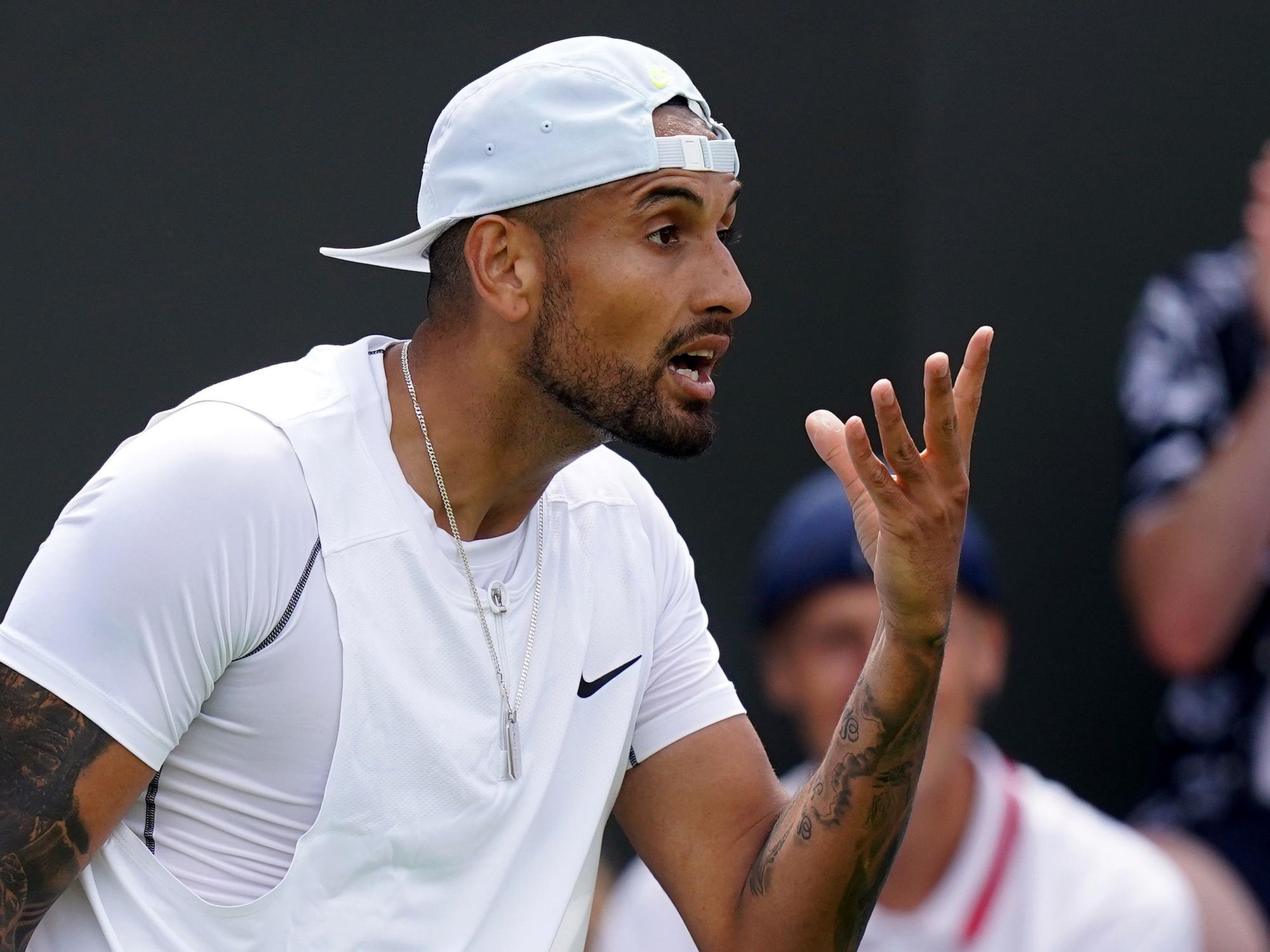 Nick Kyrgios macht eine genervte Handbewegung.