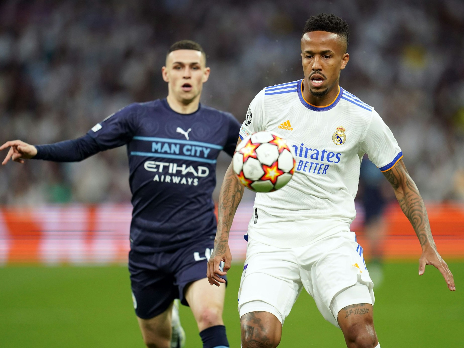 Eder Militao (r) von Real Madrid gegen Phil Foden von Manchester City.