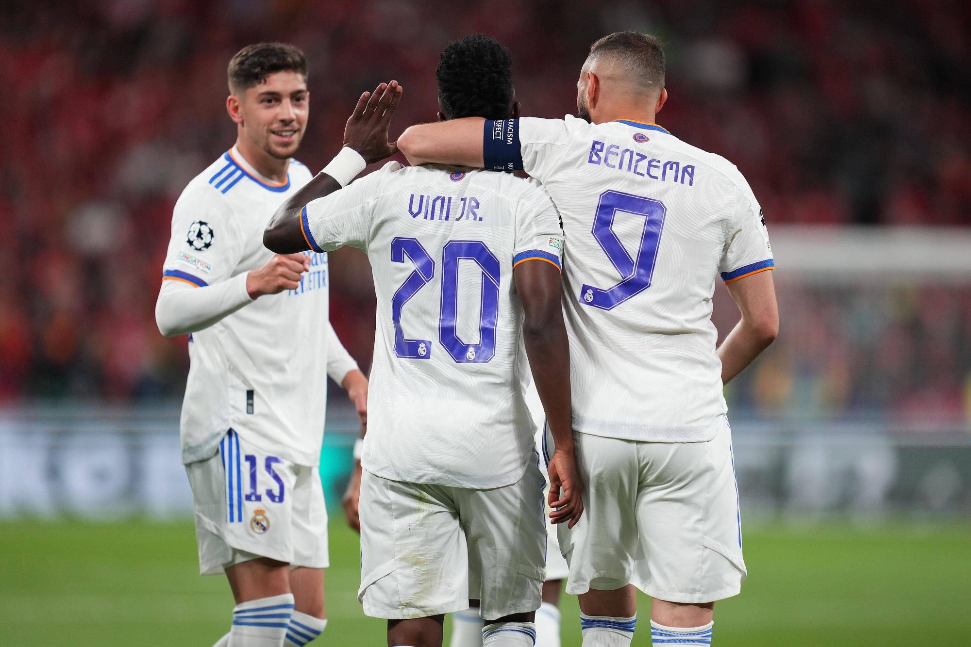 Reals Superstar Karim Benzema (r.) jubelt beim Champions-Leauge-Finale am 28. Mai 2022 zusammen mit Vinicius Jr. und Federico Valverde (l.).