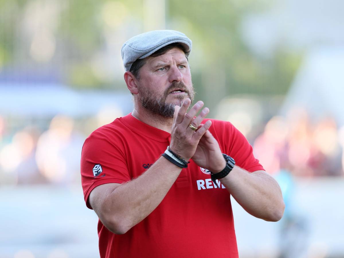 Steffen Baumgart klatscht bei einem Testspiel des 1. FC Köln in die Hände
