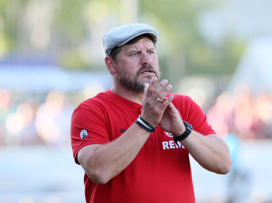 Steffen Baumgart klatscht bei einem Testspiel des 1. FC Köln in die Hände