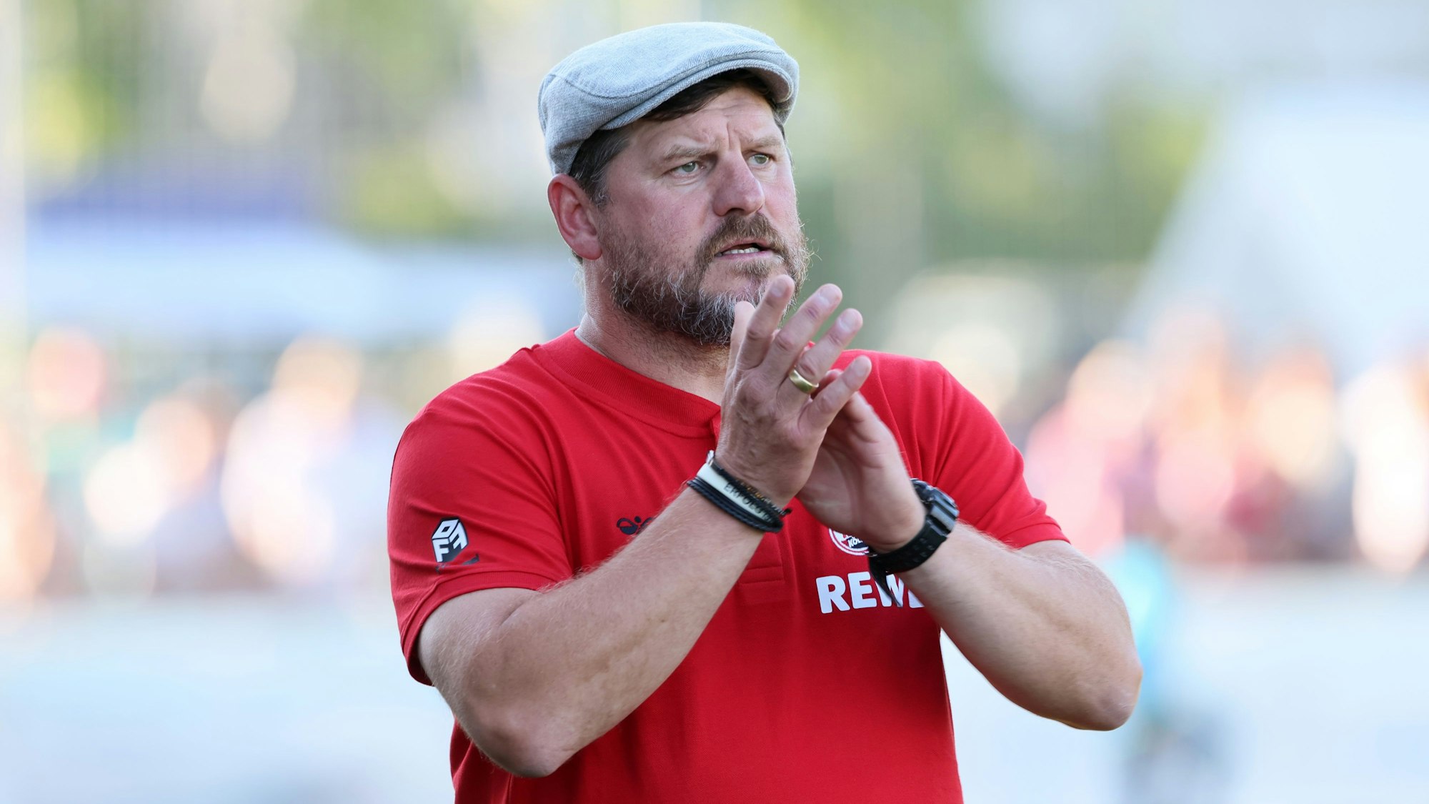 Steffen Baumgart klatscht bei einem Testspiel des 1. FC Köln in die Hände