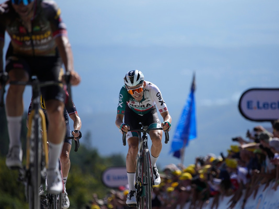 Lennard Kämna aus Deutschland vom Team Bora-hansgrohe bei der Zieleinfahrt.