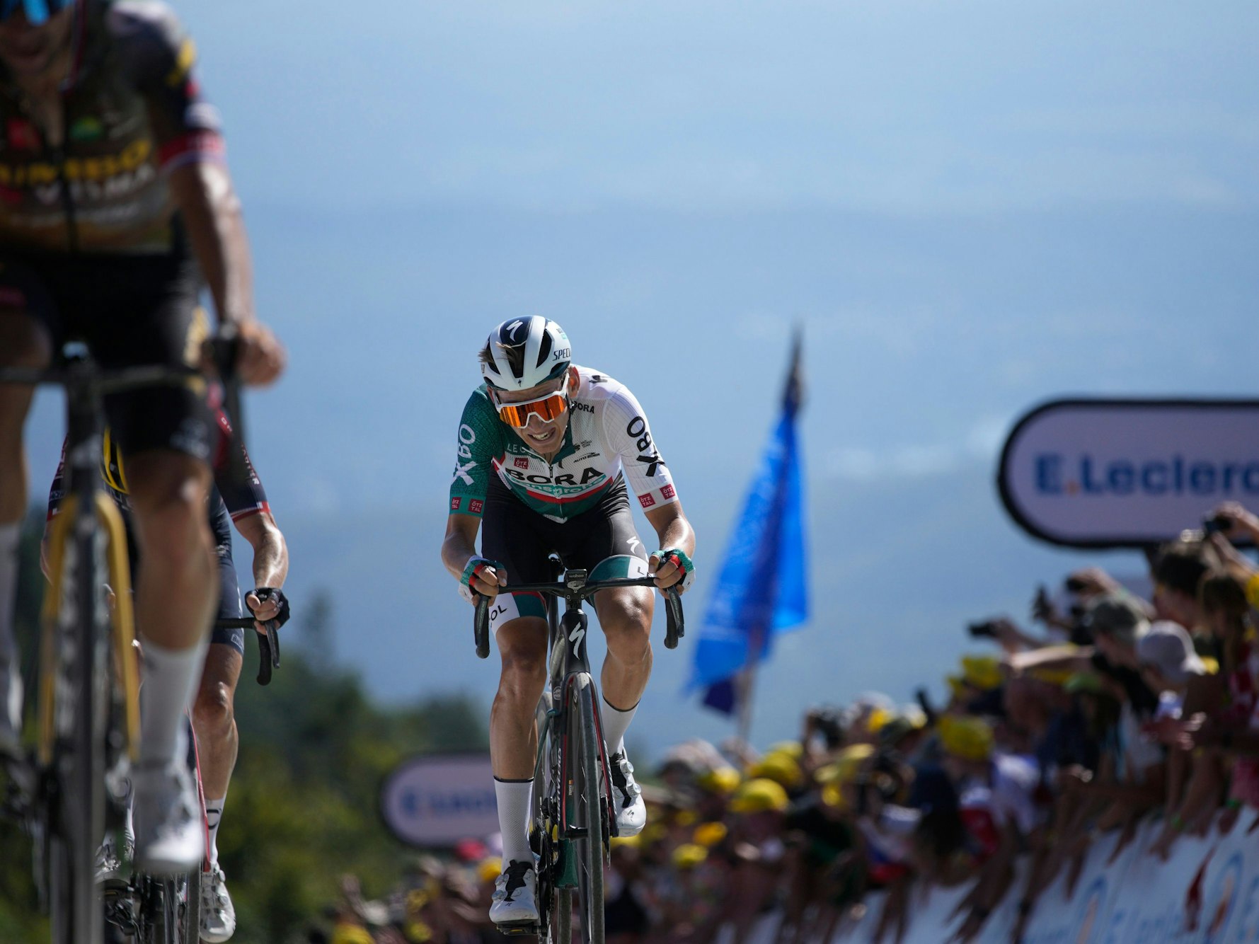 Lennard Kämna aus Deutschland vom Team Bora-hansgrohe bei der Zieleinfahrt.