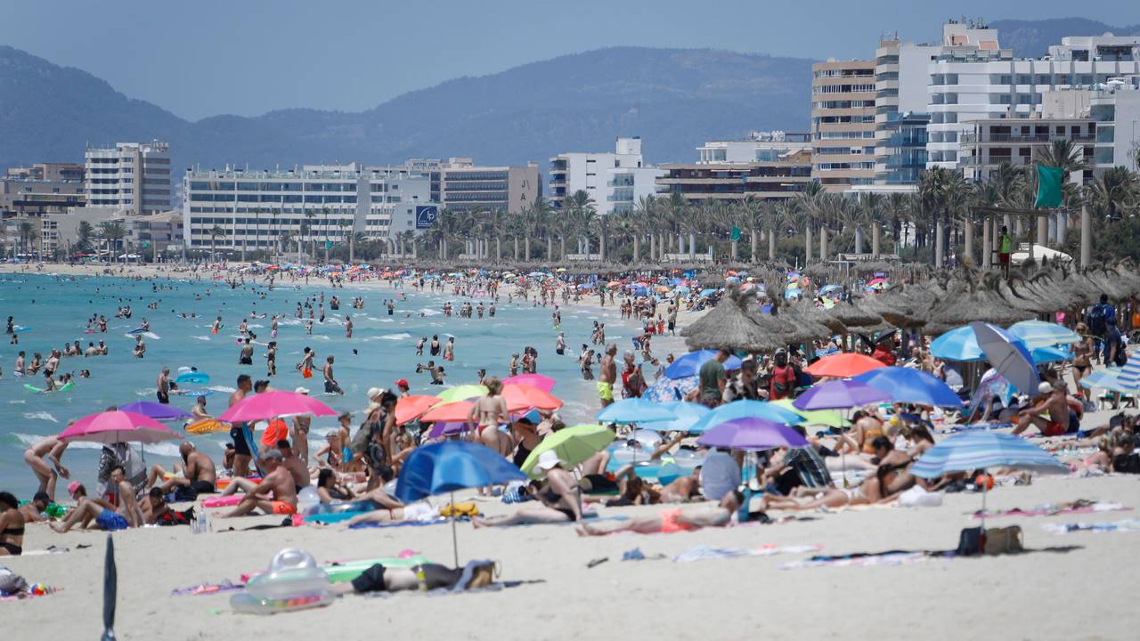 Touristen und Touristinnen genießen im Juli 2021 die Sonne am Strand von Arenal.