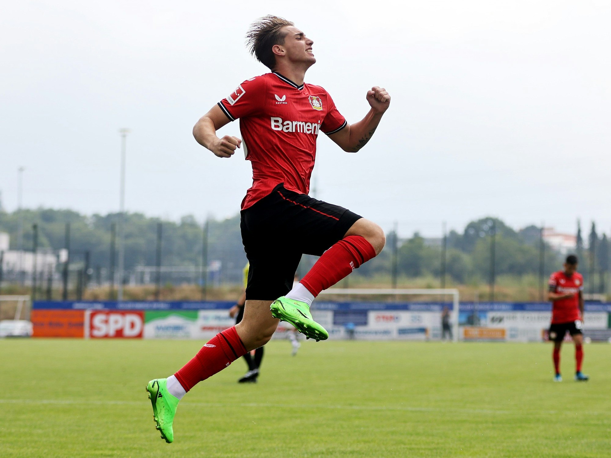 Iker Bravo bejubelt einen Treffer mit einem Luftsprung.