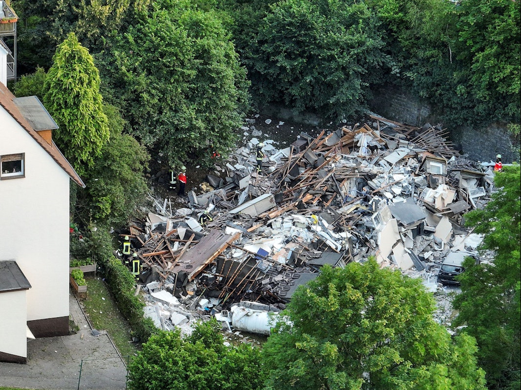 Luftaufnahmen zeigen das Ausmaß der Zerstörung in Hemer (NRW). Das Mehrfamilienhaus war am Freitag (8. Juli 2022) eingestürzt, mehrere Menschen wurden verletzt, eine Frau starb.