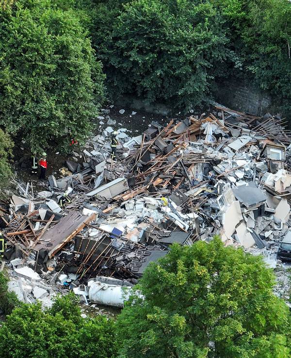 Bei einer Explosion im sauerländischen Hemer in NRW ist ein Mehrparteienhaus vollständig eingestürzt. Dabei wurden mehrere Menschen schwer verletzt, eine Frau starb.