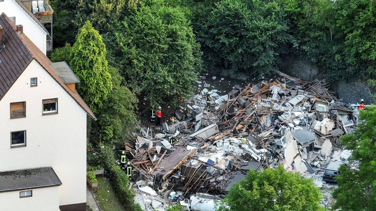 Bei einer Explosion im sauerländischen Hemer in NRW ist ein Mehrparteienhaus vollständig eingestürzt. Dabei wurden mehrere Menschen schwer verletzt, eine Frau starb.