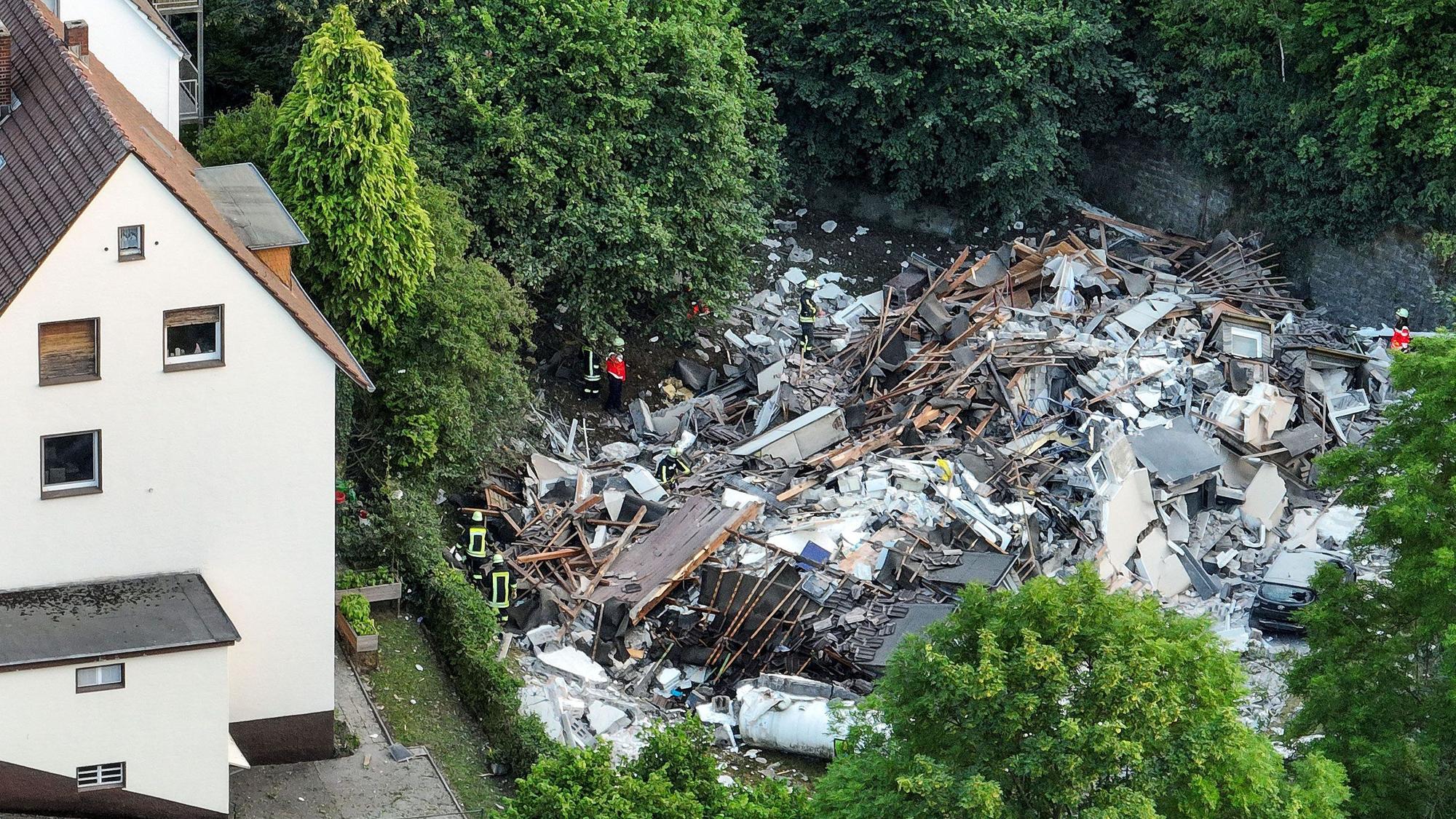 Bei einer Explosion im sauerländischen Hemer in NRW ist ein Mehrparteienhaus vollständig eingestürzt. Dabei wurden mehrere Menschen schwer verletzt, eine Frau starb.
