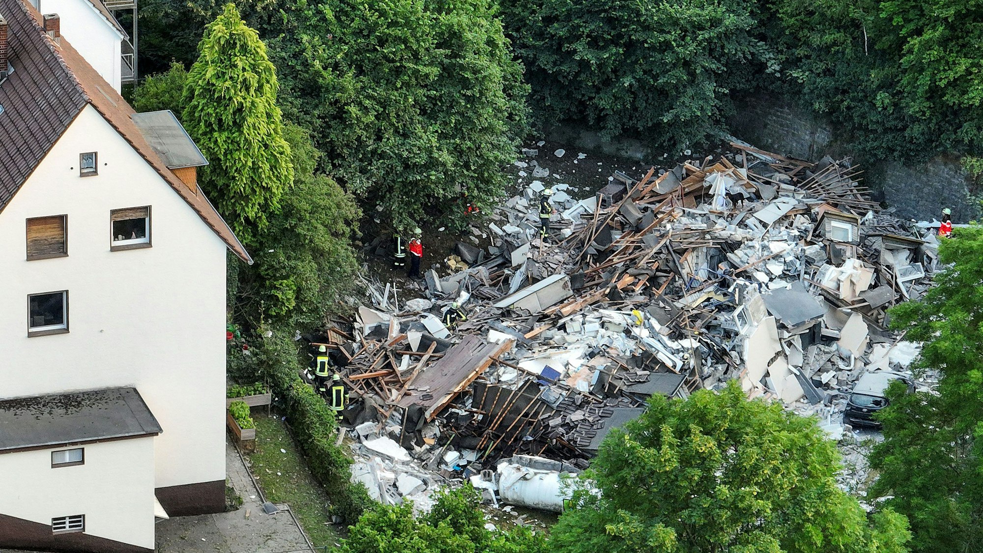 Bei einer Explosion im sauerländischen Hemer in NRW ist ein Mehrparteienhaus vollständig eingestürzt. Dabei wurden mehrere Menschen schwer verletzt, eine Frau starb.