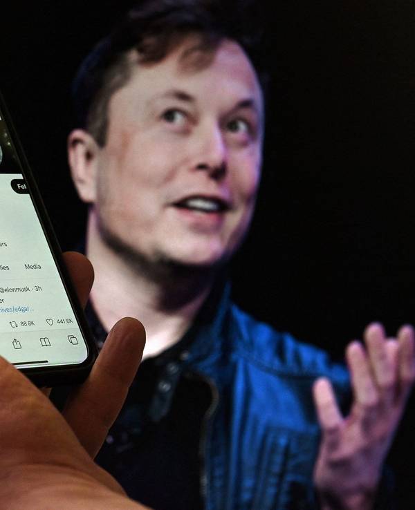 Elon Musk mit seinem blauen Häkchen auf Twitter. Das soll bald Geld kosten.