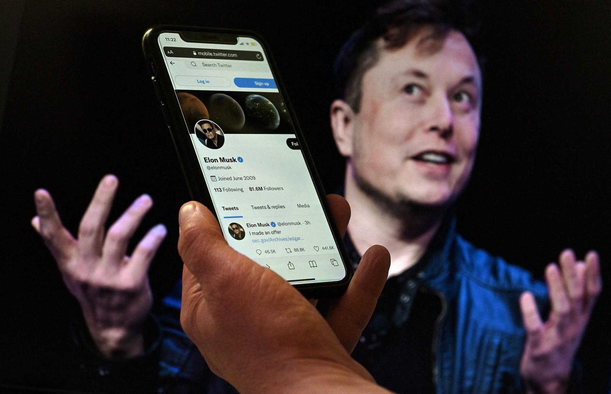 Elon Musk mit seinem blauen Häkchen auf Twitter. Das soll bald Geld kosten.