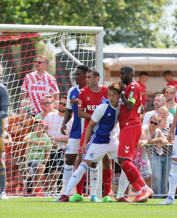 Anthony Modeste in Erwartung einer Ecke beim Test des 1. FC Köln gegen den Grasshopper Club Zürich.