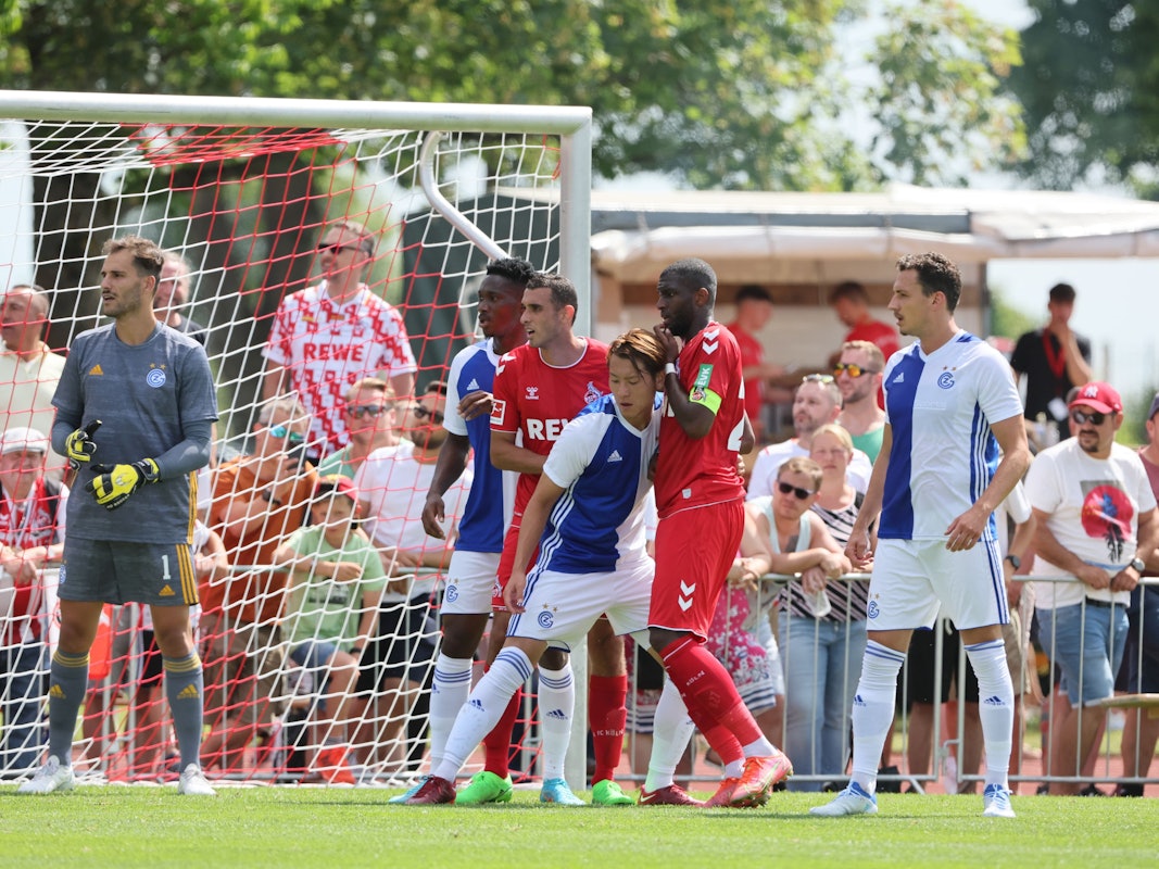 Anthony Modeste in Erwartung einer Ecke beim Test des 1. FC Köln gegen den Grasshopper Club Zürich.