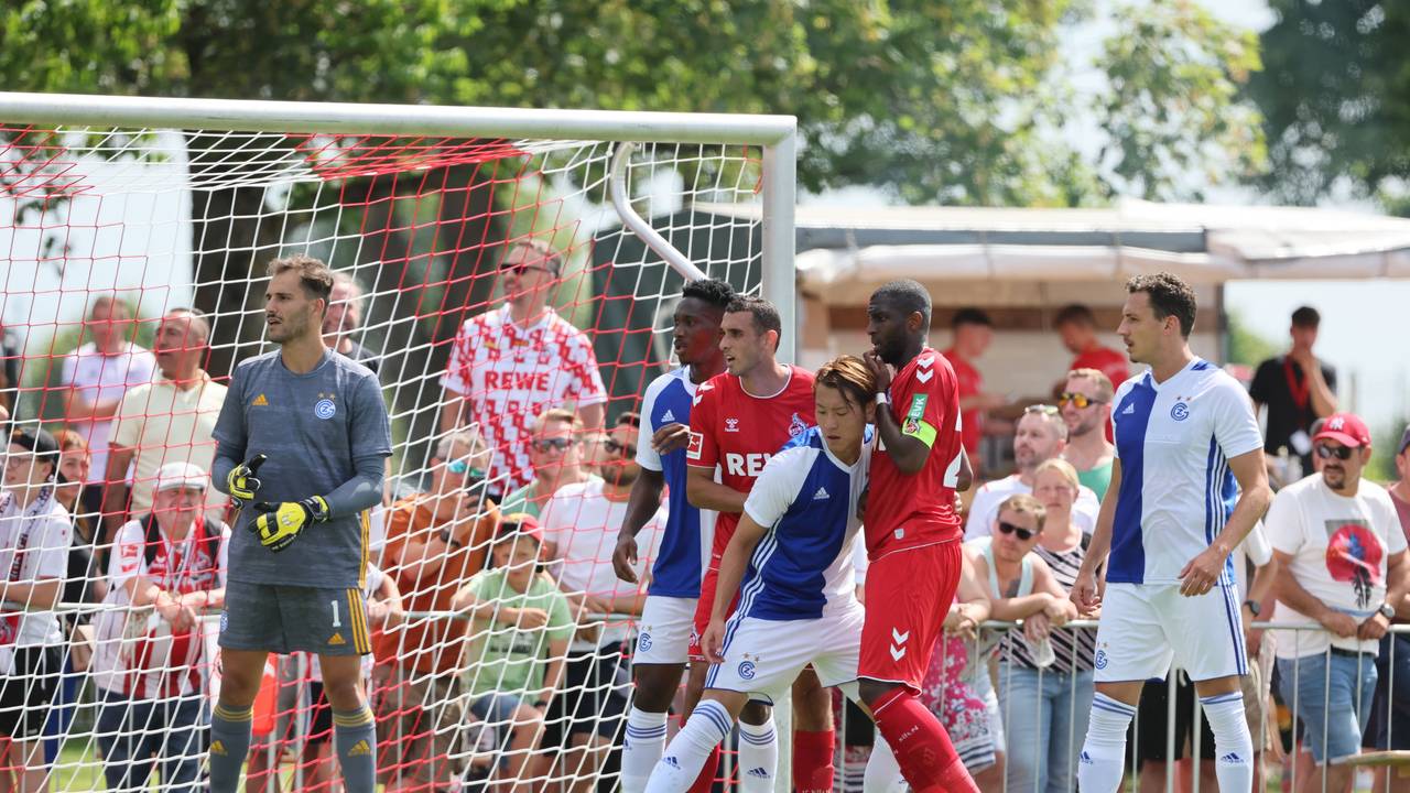 Anthony Modeste in Erwartung einer Ecke beim Test des 1. FC Köln gegen den Grasshopper Club Zürich.