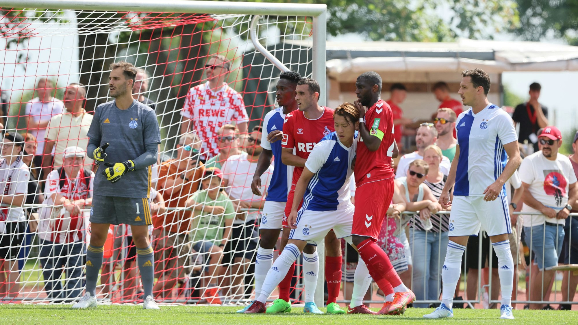 Anthony Modeste in Erwartung einer Ecke beim Test des 1. FC Köln gegen den Grasshopper Club Zürich.