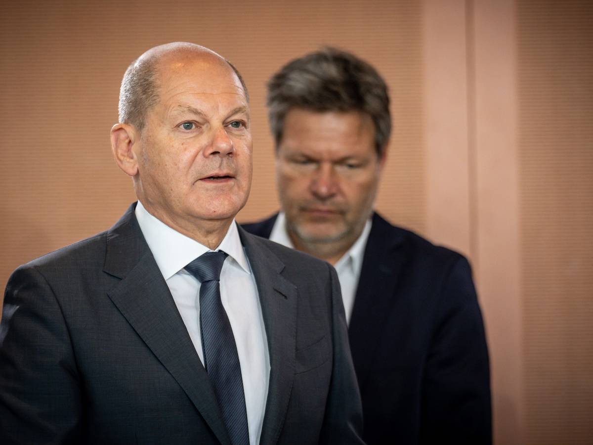 Bundeskanzler Olaf Scholz (SPD) und Wirtschaftsminister Robert Habeck (Grüne, v.l.) bereiten sich auf Mangellagen vor. Das Foto zeigt beide am 22. Juni auf dem Weg zu einer Sitzung im Kanzleramt.
