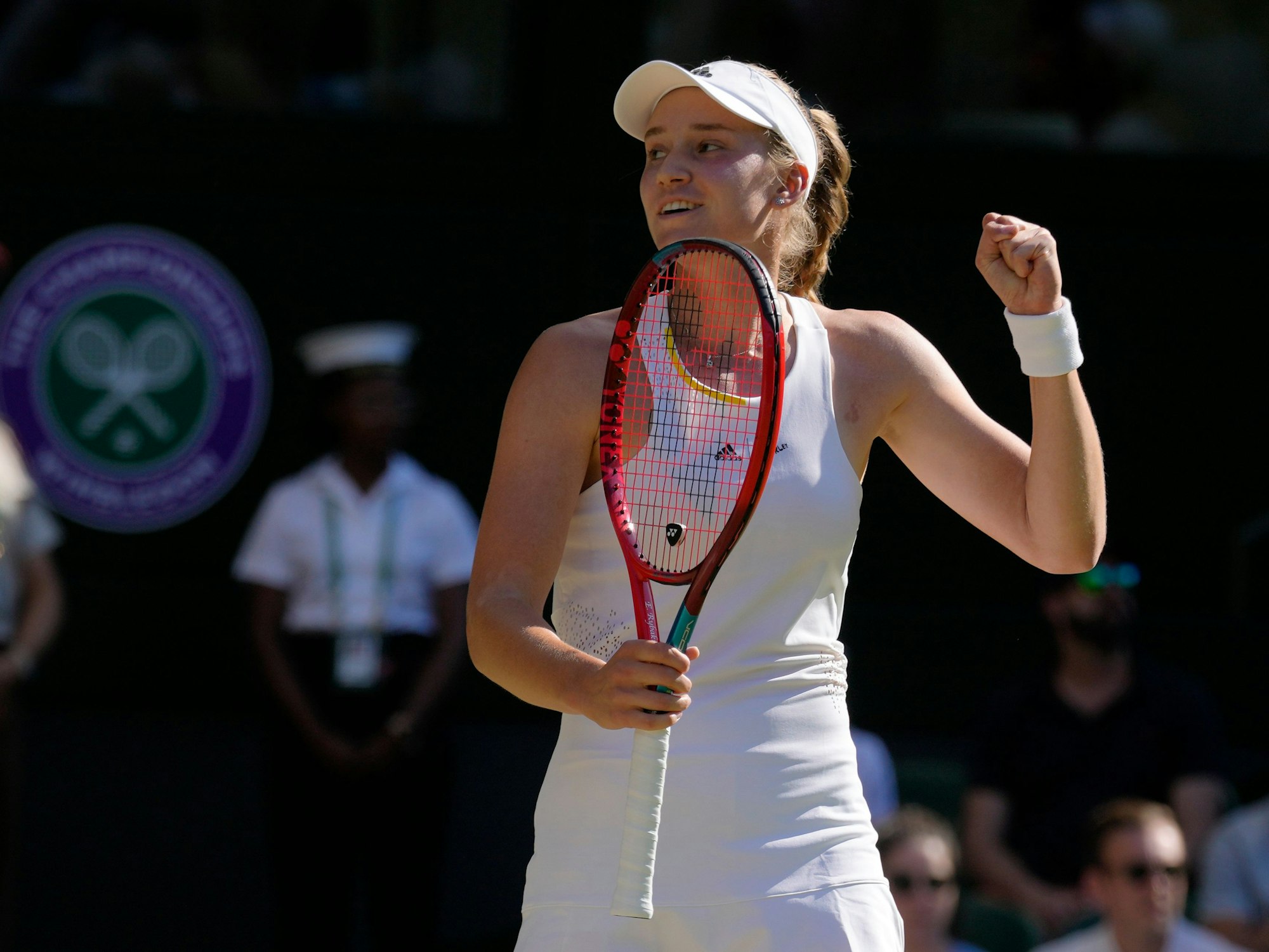 Elena Rybakina feiert ihren Sieg.